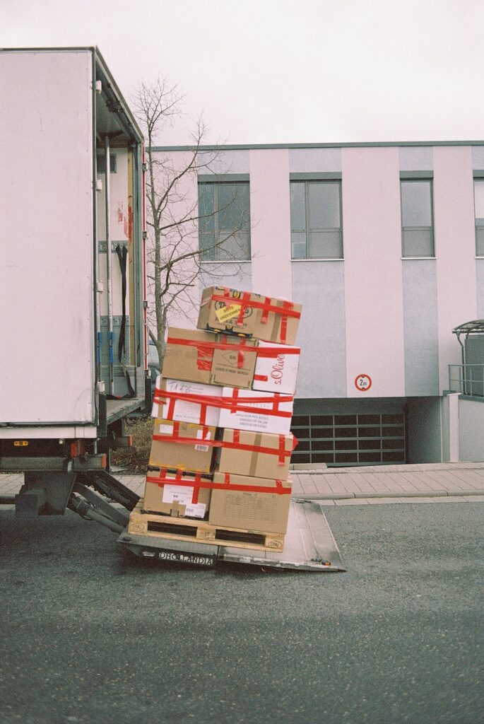 Goods receiving department. Made with Leica R7 (Year: 1994) and Leica Summicron-R 2.0 35mm (Year: 1978). Analog scan via Foto Brinke Forchheim: Fuji Frontier SP-3000. Film reel: Kodak DXN Color 200 (expired 2005)